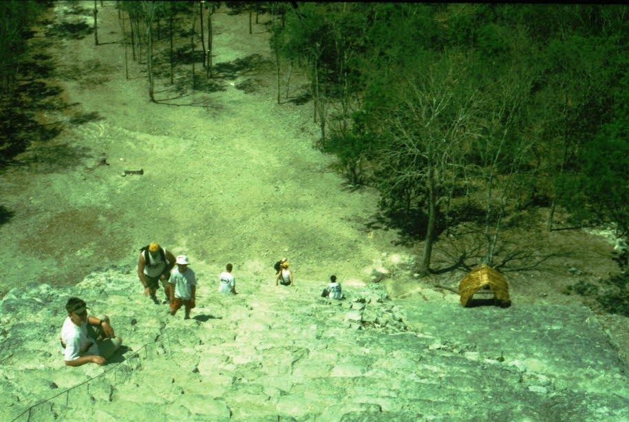 Mexiko Yukatan: Wirtschaft: Chichen Itza war während seines Höhepunkts eine bedeutende Wirtschaftsmacht im nördlichen Maya-Tiefland. Chichen Itza war in der Lage, lokal verfügbare Ressourcen aus entfernten Gebieten wie Zentralmexiko und Gold aus dem südli