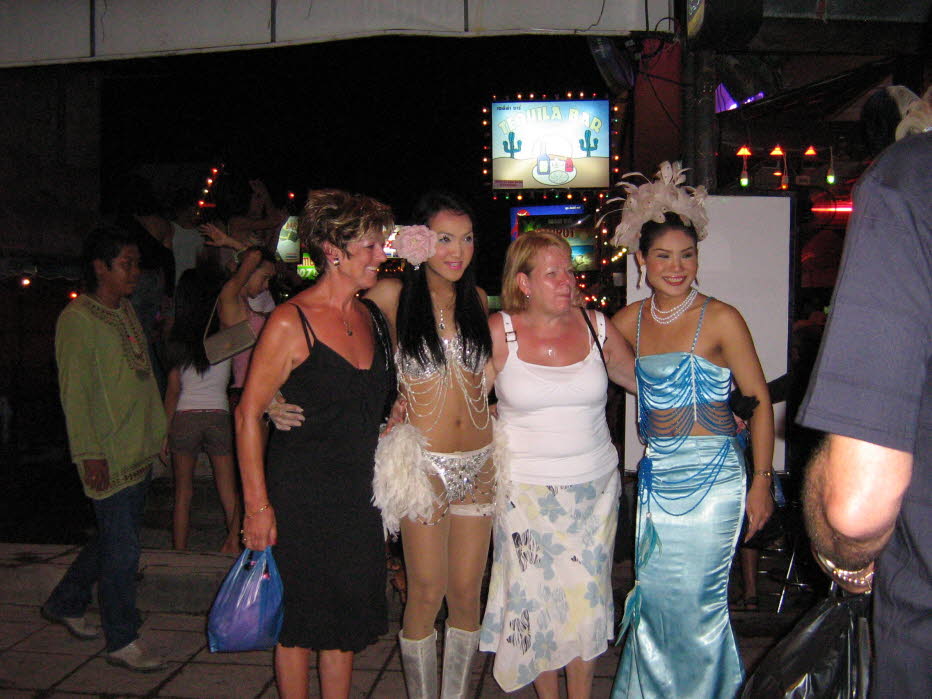 Phuket Nachtleben in Patong: Touristinnen mit Ladyboys