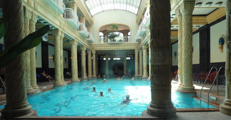 Hotel Gellert Budapest: Bekannt  geworden ist das Gellert Thermalbad in den 1950er Jahren als man dem Volk ein feudales, ursprünglich nur für die 5-Sterne-Hotelgäste gebautes Objekt zur Mitbenutzung freigab.