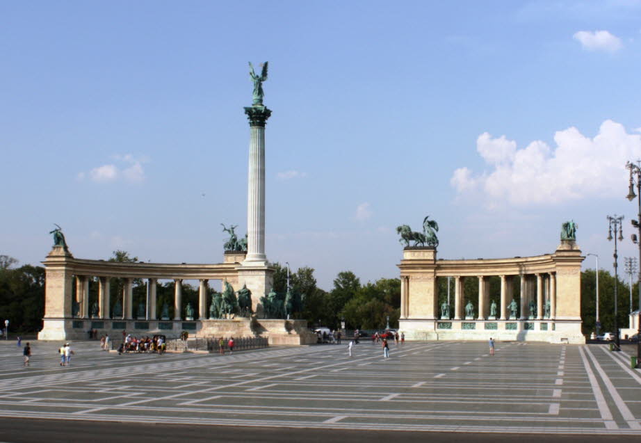 Der Heldenplatz in Budapest: 1896 wurde das Milleniumsdenkmal in Auftrag gegeben und 1929 fertig gestellt. Anlass dafür war die Milleniumsaustellung in Budapest in 1896. Die Regierung wollte ein Denkmal für die Helden der ungarischen Geschichte errichten.