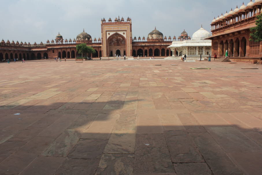 Rotes Fort (Agra): Nach der ersten Schlacht von Panipat im Jahr 1526 blieb Babur in der Festung im Palast von Ibrahim Lodi. Er baute später einen Baoli (Stufenbrunnen) hinein. Sein Nachfolger Humayun wurde 1530 in der Festung gekrönt. Er wurde 1540 in Bil