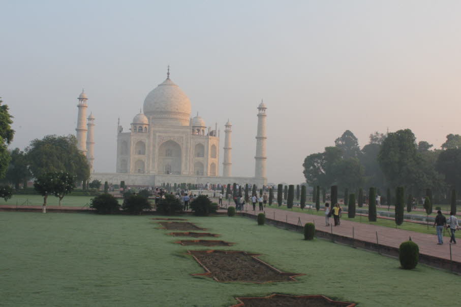 Taj Mahal: Der Taj Mahal ist ein 58 Meter hohes und 56 Meter breites Mausoleum (Grabgebäude), das in Agra im indischen Bundesstaat Uttar Pradesh auf einer 100 Meter × 100 Meter großen Marmorplattform in der Form einer Moschee errichtet wurde. Das Taj Maha