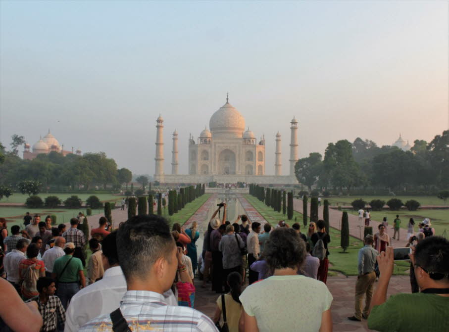 Taj Mahal: Das Taj Mahal gilt als die größte architektonische Errungenschaft in der gesamten indo-islamischen Architektur. Seine anerkannte architektonische Schönheit hat eine rhythmische Kombination von Festkörpern und Hohlräumen, konkav und konvex und h