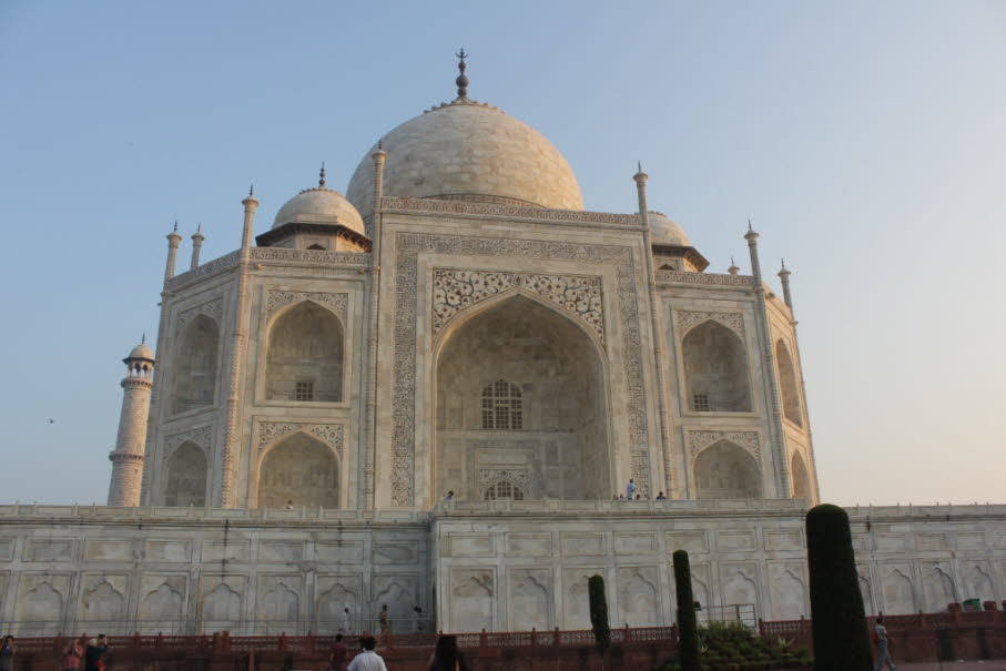 Taj Mahal: Die Grabmäler im Zentralraum sind Kenotaphe, die eigentlichen, schlichteren Gräber befinden sich in der darunterliegenden Krypta. Die vier um das Hauptgebäude herum angeordneten Minarette sind leicht geneigt, damit sie bei einem Erdbeben nicht 