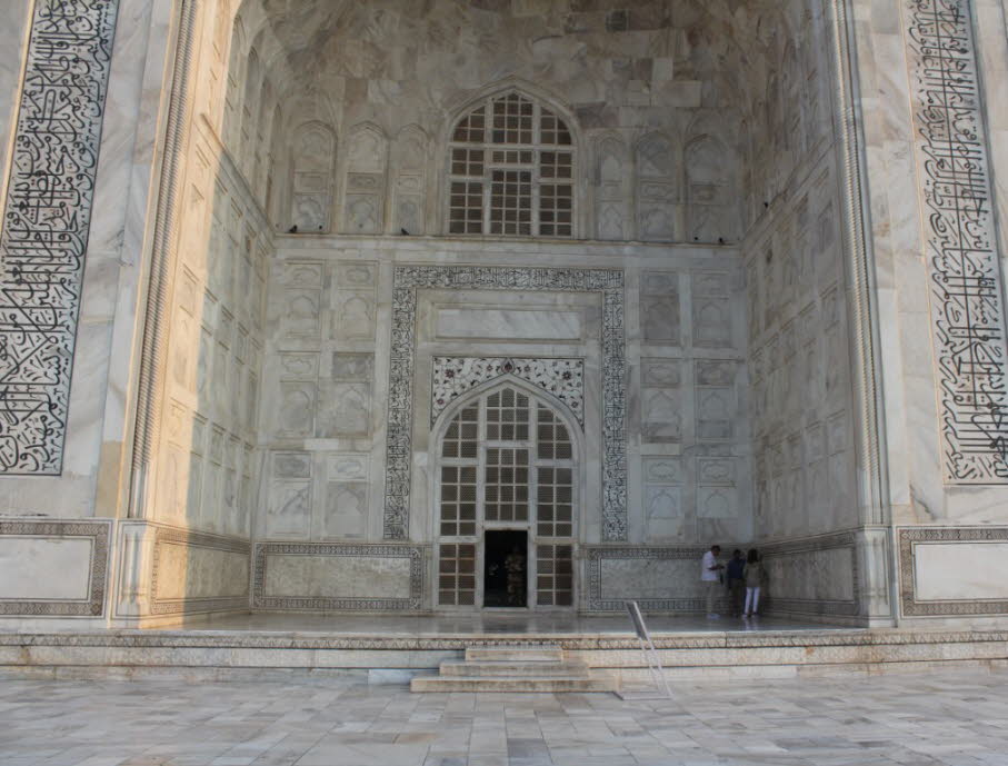 Taj Mahal: Integrität:Die Integrität des Grabes, der Moschee, des Gästehauses, des Haupttors und des gesamten Taj Mahal-Komplexes bleibt erhalten. Das physische Gewebe ist in gutem Zustand und die strukturelle Stabilität, die Art des Fundaments, die Verti
