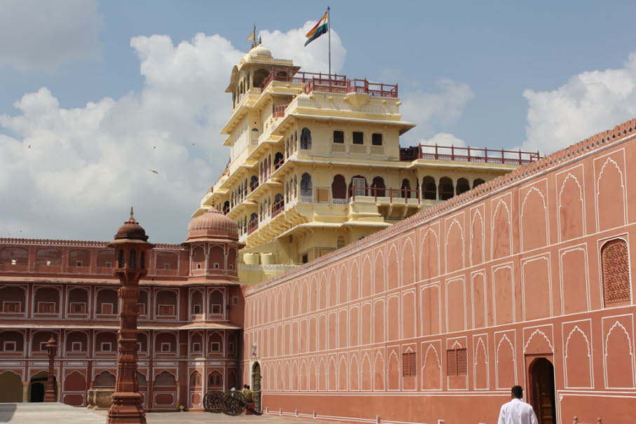 Zentrum von Jaipur ist der prächtige Stadtpalast für die Öffentlichkeit heute teilweise zugänglich. In den anderen Teilen wohnen noch die Nachfahren der Rajas. Ist das Oberhaupt im Haus anwesend, sind seine Fahnen gehisst.