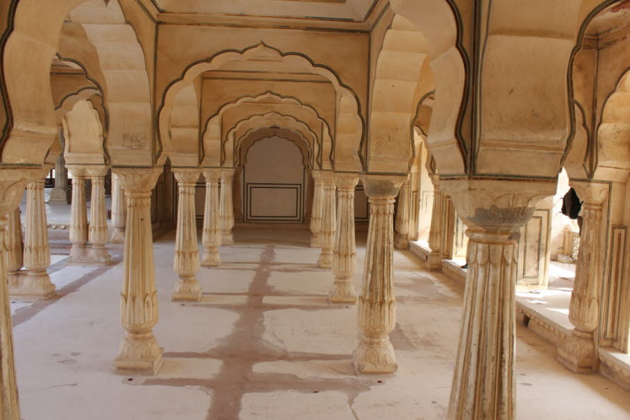 Diwan-e-Aam oder die "Halle des Publikums" ist ein schöner Saal steht auf zwei Reihen von verzierten Säulen und öffnet sich auf drei Seiten. Es wird gesagt, dass der König sie verwendete, um die Bedürfnisse und Beschwerden der Öffentlichkeit zu hören. "Di