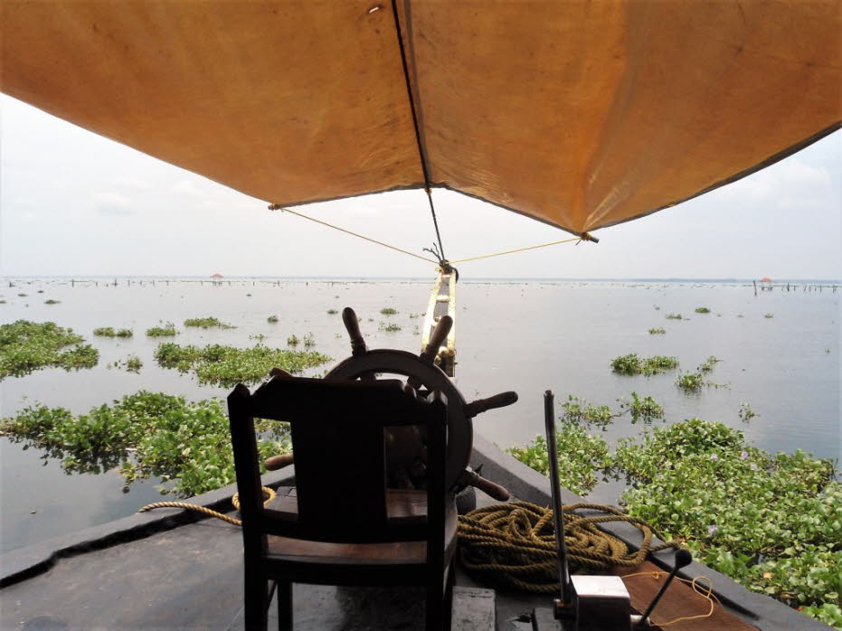 Keralas Backwaters bestehen aus einem Netz von Wasserstraßen, die einen natürlichen Landverkehr bilden. Das Netzwerk erstreckt sich von Cochin, dem nördlichen Tor, nach Kollam (oder Quilon), der südlichsten Stadt der Backwaters. Das Herzstück ist der Vemb