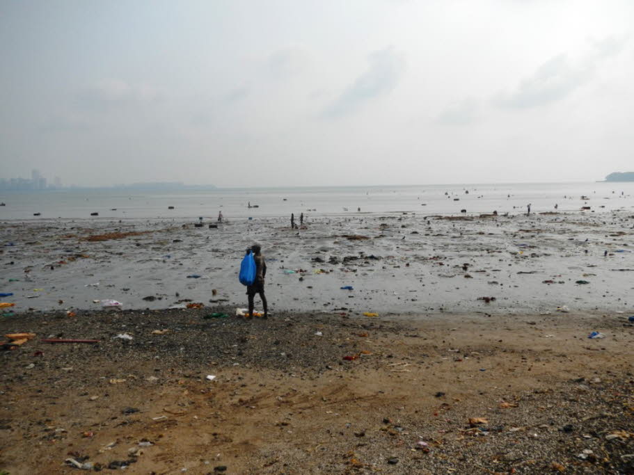 Müll am Arabischen Meer nach einem Hindufest in Mumbai
