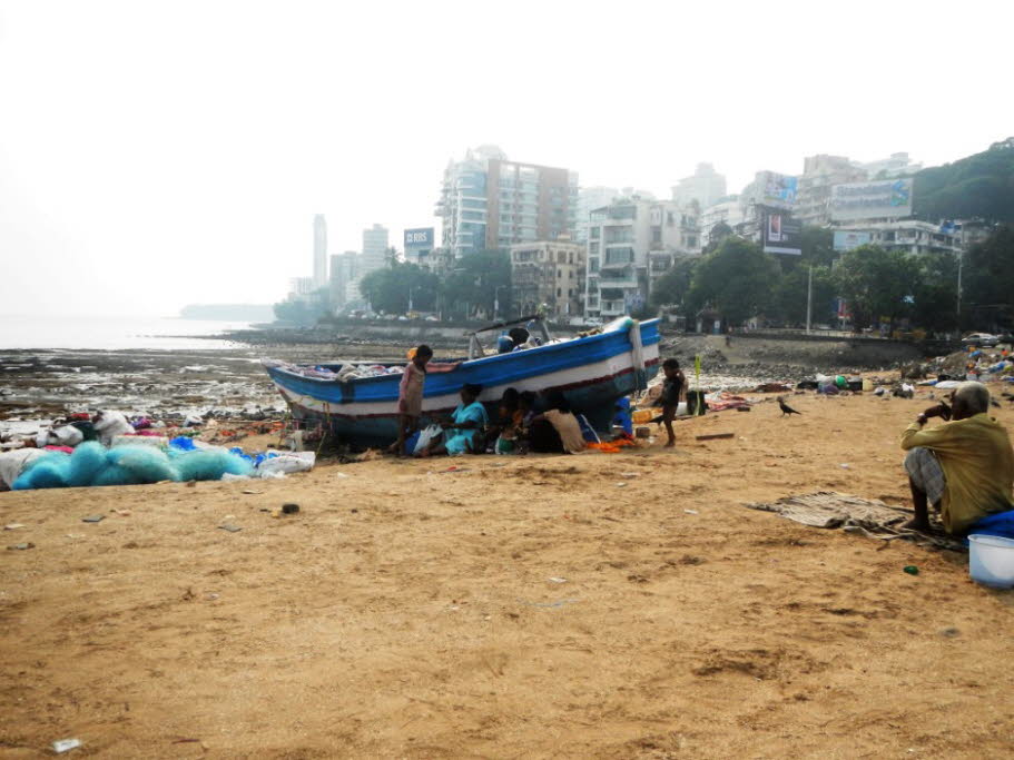2015 begann ein indischer Anwalt, Müll von einem Strand in Mumbai aufzusammeln. Seither hat sich viel getan: Über 8 Millionen Kilogramm Müll haben er und tausende Helfer seither weggeschafft.