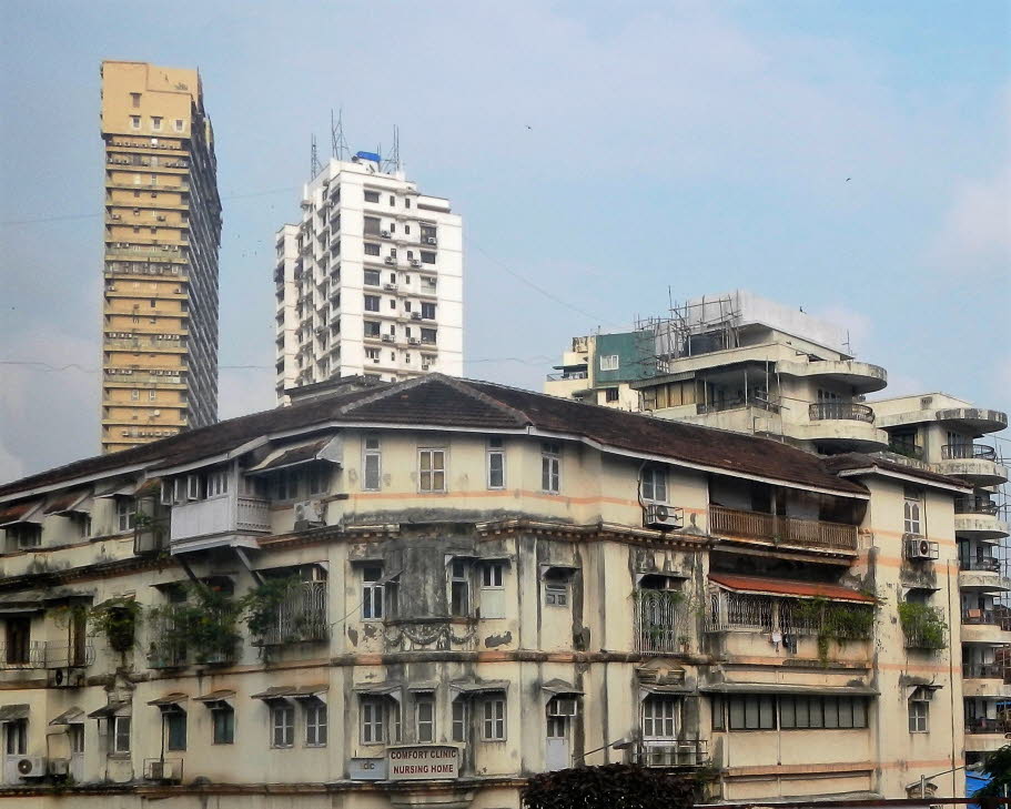 Antilia-Hochhaus und Britische Kolonialarchitektur in Bombay (Mumbai) - Antilia ist das größte und teuerste „Einfamilienhaus“ der Welt. Dieses Hochhaus steht in Mumbai im indischen Bundesstaat Maharashtra. Das Antilia-Gebäude gehört dem reichsten Menschen
