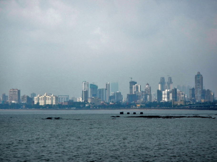 Blick auf das Arabische Meer vom Jotel Trident aus: Mumbai ist immer nahe am Infarkt, atemlos und bedrängt. Das frühere Bombay, Indiens Megalopolis mit geschätzten 20 Millionen Einwohnern, zerbricht beinahe an sich selbst. Alle Trends der vergangenen Jahr