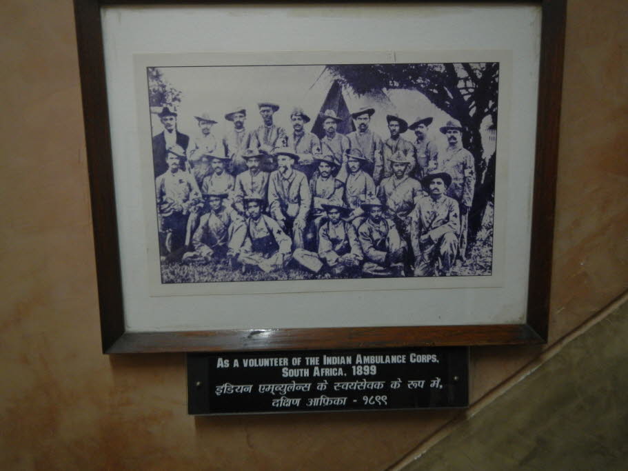 1899 Gandhi als Volontär bei der indischen Armee