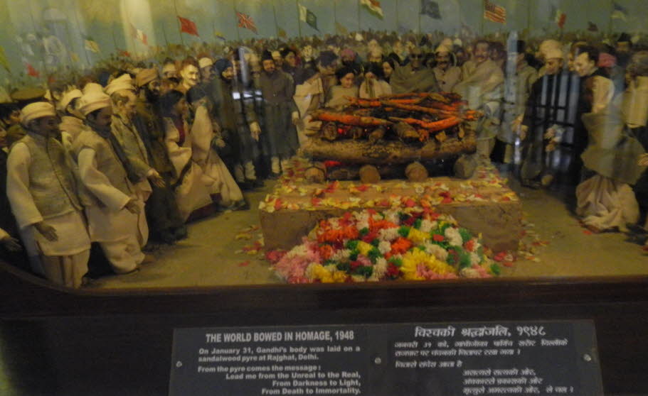 1948 Der Tod von Mahatma Gandhi: Gandhi wurde am 30. Januar 1948 vom hinduistischen Fanatiker Nathuram Godse erschossen. Der berühmteste Apostel der Gewaltlosigkeit des 20. Jahrhunderts selbst fand ein gewaltsames Ende. Mohandas Mahatma ("die große Seele"