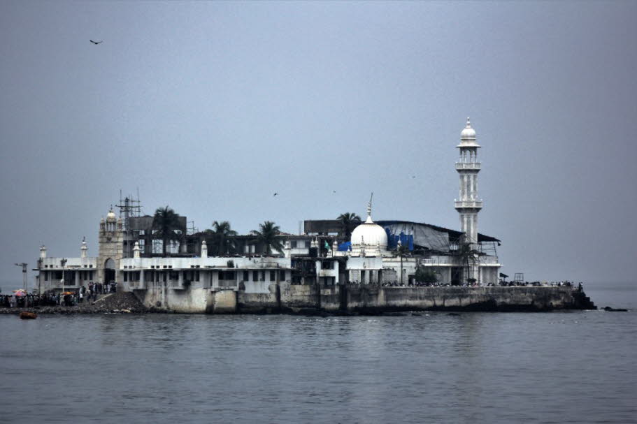 Haji Ali Moschee in Mumbai: Das Haji Ali Dargah ist eine Moschee und ein dargah ( Grab ), das auf einer Insel vor der Küste von Worli im südlichen Teil von Mumbai gelegen ist . In der Nähe des Herzens der Stadt ist die Dargah eines der bekanntesten Wahrze
