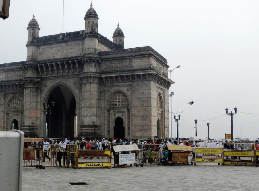 Das Gateway of India ist ein Architektur-Denkmal, das im frühen 20. Jahrhundert in der Stadt Mumbai im indischen Bundesstaat Maharashtra erbaut wurde. Es wurde zum Gedenken an die Landung von König-Kaiser George V. und Königin-Kaiserin Mary, der ersten br