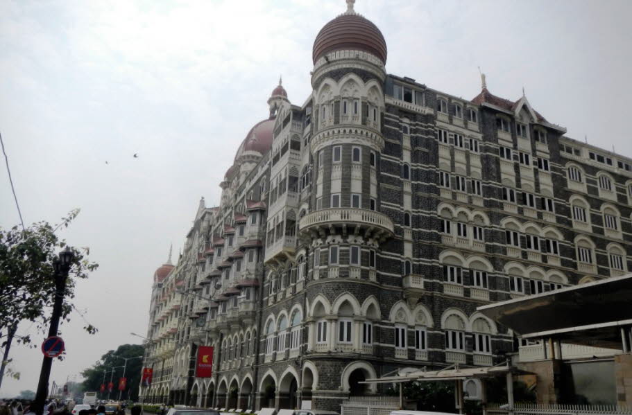 Taj Mahal Palace Hotel - Dieses Luxushotel am Arabischen Meer liegt 6 Gehminuten vom Triumphbogen Gateway of India und 3,4 km von der belebten Marine Drive-Promenade entfernt. Das Hotel wurde am 16. Dezember 1903 im Auftrag des parsischen Industriellen Ja