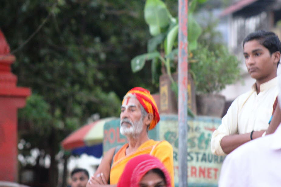 Pilger am Assi Ghat Varanasi Indien - Hindus glauben, dass es bei Assi Ghat war, dass Tulsidas zu seinen himmlischen Aufenthaltsort aufstieg.