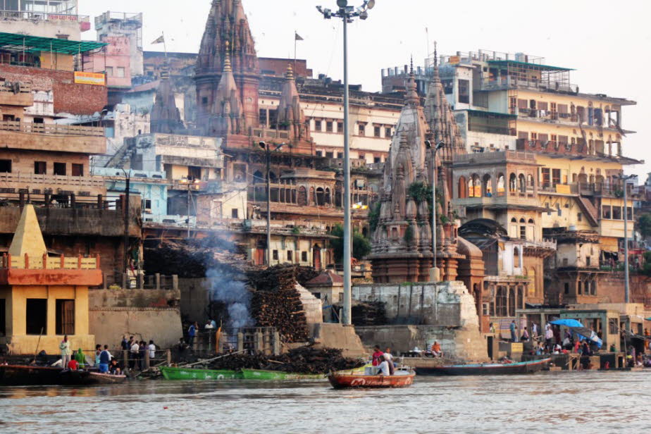 Der Amethi-Tempel in Banaras: Seine krummlinigen Türme kennzeichnen das Gebäude als hinduistischen Tempel, der einer langjährigen architektonischen Tradition folgt, eine Wahl, die der Lage des Tempels in einer Stadt entspricht, die als das ursprüngliche h