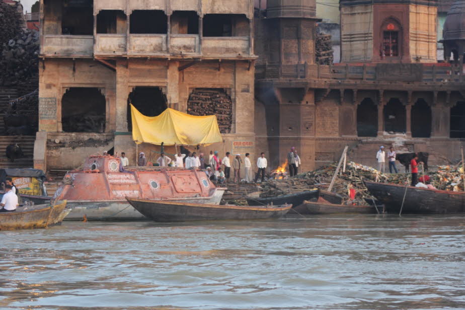Totenverbrennung  Varanasi - Die Toten werden, eingewickelt in Tücher, zuerst in den Ganges getaucht, dann neben dem Fluss auf Holzstapeln verbrannt. 