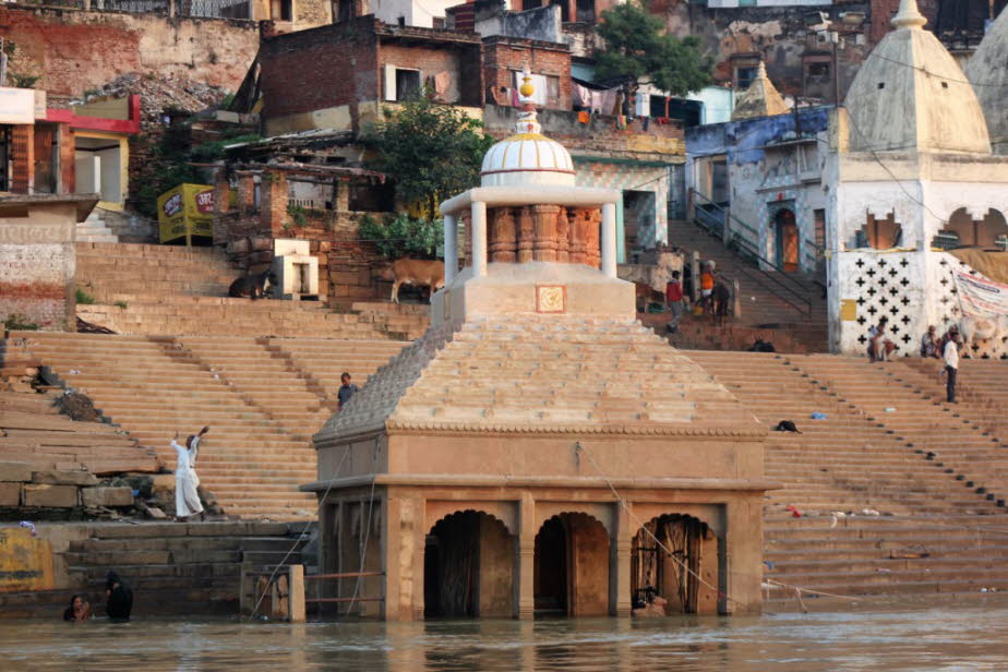 Varanasi: Morgen auf dem Ganges - Pilger waschen sich wie einst Shiva dies in Varanasi tat, von den Sünden frei. Sie meditieren oder machen Yoga Übungen und beten zu Shiva. Dabei werden sie von Brahmanen angeleitet.