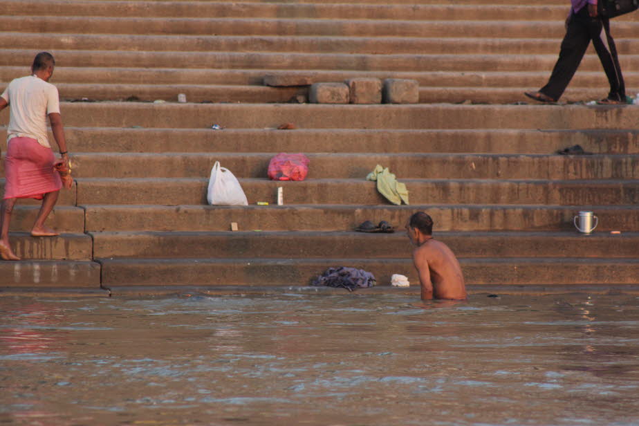Varanasi: Morgen auf dem Ganges - Einwohner von Varanasi baden in den Fluten des Ganges oder waschen ihre Kleidung im Ganges Wasser. Für sie ist der heilige Ganges ihr ganz normales Leben. Sie bestreiten mit dem Geschäft rund um die Pilger aus dem Lande i