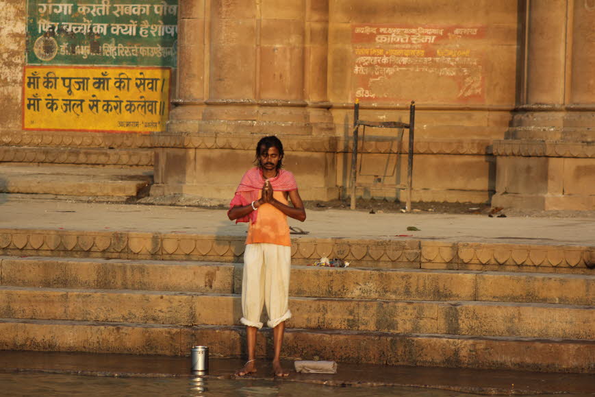 Varanasi Morgen am Ganges Kontemplation