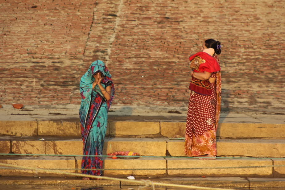 Varanasi: Beten am Ganges