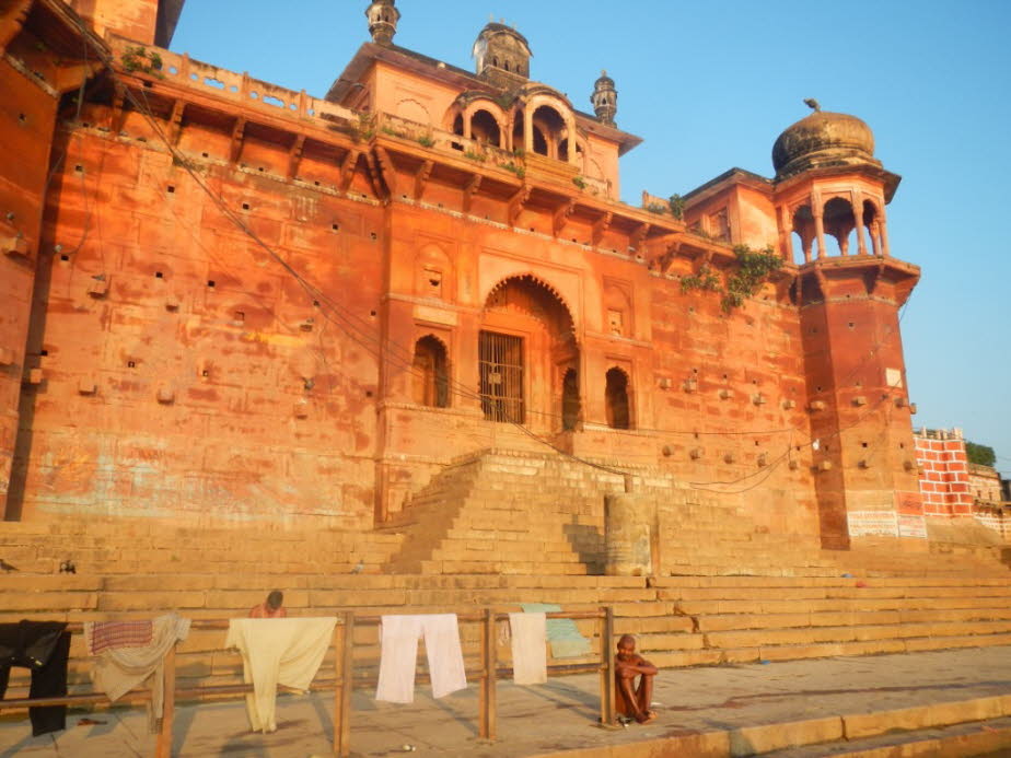 Chet Singh Ghat, eines der ästhetischsten Ghats von Varanasi, ist in 4 Teile geteilt und beherbergt eine wunderschöne Festung, die Zeuge einer Schlacht zwischen Maharaja Chet Singh und den Truppen von Warren Hastings war. Das berühmte 7-tägige Budhwa Mang