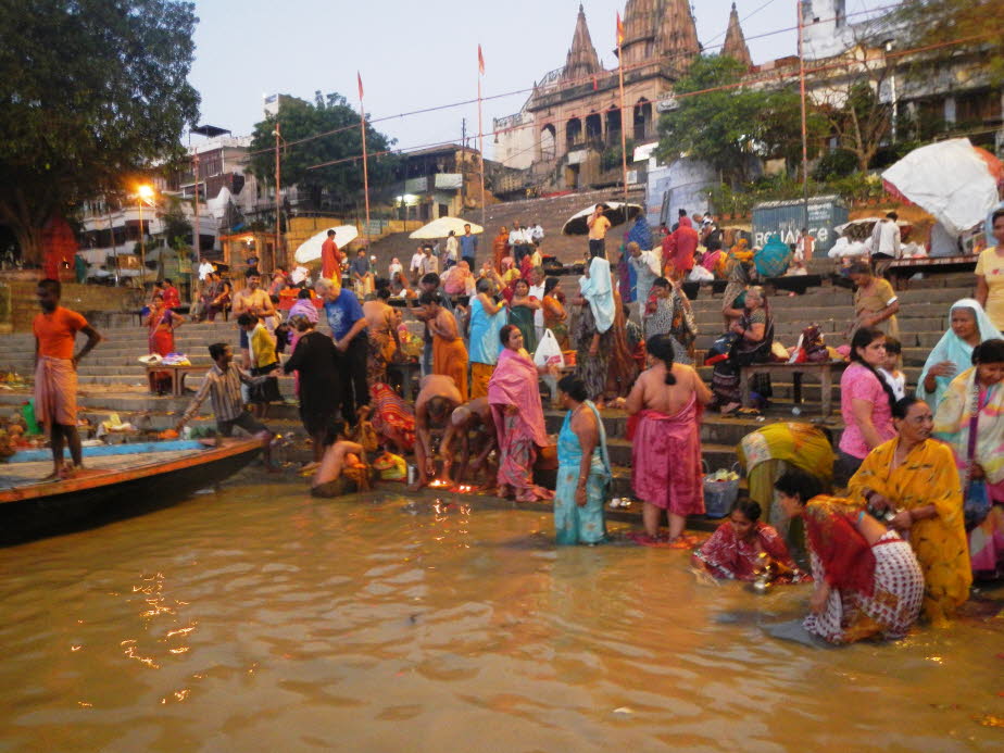 Varanasi: Waschung im Ganges