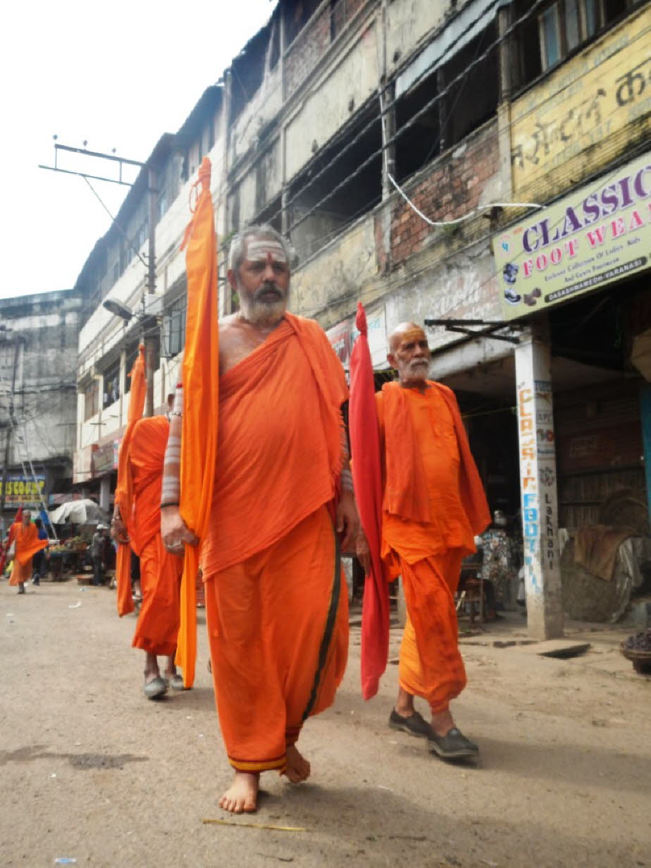 Pilger in der Altstadt von Varanasi mittags - Während das Leben des Verzichts als die vierte Stufe des Lebens in der klassischen Sanskrit-Literatur der hinduistischen Tradition beschrieben wird und die Mitglieder bestimmter Sekten – insbesondere diejenige