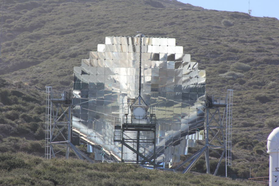 Roque-de-los-Muchachos-Observatorium -Das Roque-de-los-Muchachos-Observatorium (span. Observatorio del Roque de los Muchachos, kurz ORM) ist zwischen 2350 und 2400 Metern Höhe eine Ansiedlung von Sternwarten am Hang des Roque de los Muchachos auf der Kana