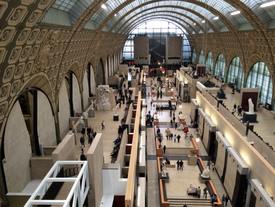 Das Musée d’Orsay - Das Musée d’Orsay ist ein Kunstmuseum im 7. Arrondissement von Paris. Es liegt am südlichen Ufer der Seine gegenüber dem Tuileriengarten. Das Gebäude war ursprünglich ein Bahnhof: der Gare d’Orsay.