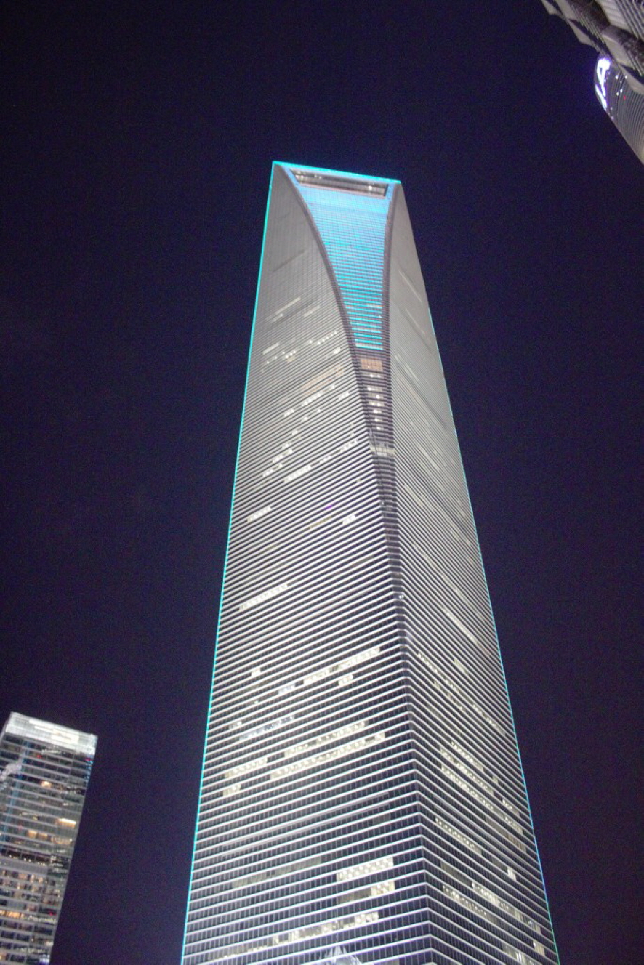 Der Flaschenöffner - das Shanghai World Financial Center (SWFC) - Der charakteristische Wolkenkratzer ist in der Skyline Shanghais leicht zu erkennen, zu sehr sticht die Form heraus, die an einen Flaschenöffner erinnert. Das Shanghai World Financial Cente