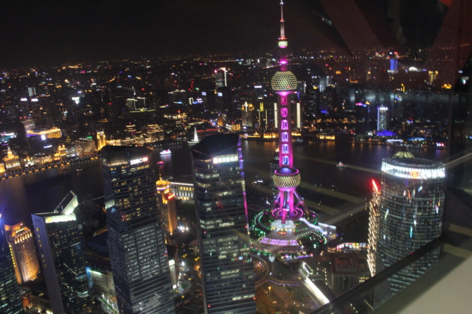 Nachtblick: Mit einer Höhe von 468 m war der  Oriental Pearl Tower von 1994 bis 2007 das höchste Bauwerk Chinas, als es vom Shanghai World Financial Center übertroffen wurde. Er wird von der China National Tourism Administration als AAAAA-Landschaft klass