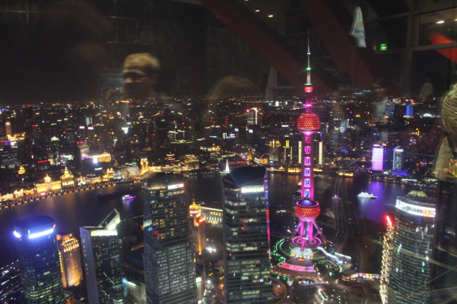 Shanghai  - Gebäude am Bund: Der Oriental Pearl Radio & Television Tower ist ein Fernsehturm in Shanghai. Seine Lage an der Spitze von Lujiazui in der Pudong New Area an der Seite des Huangpu Flusses, gegenüber dem Bund, macht ihn zu einem unverwechselbar