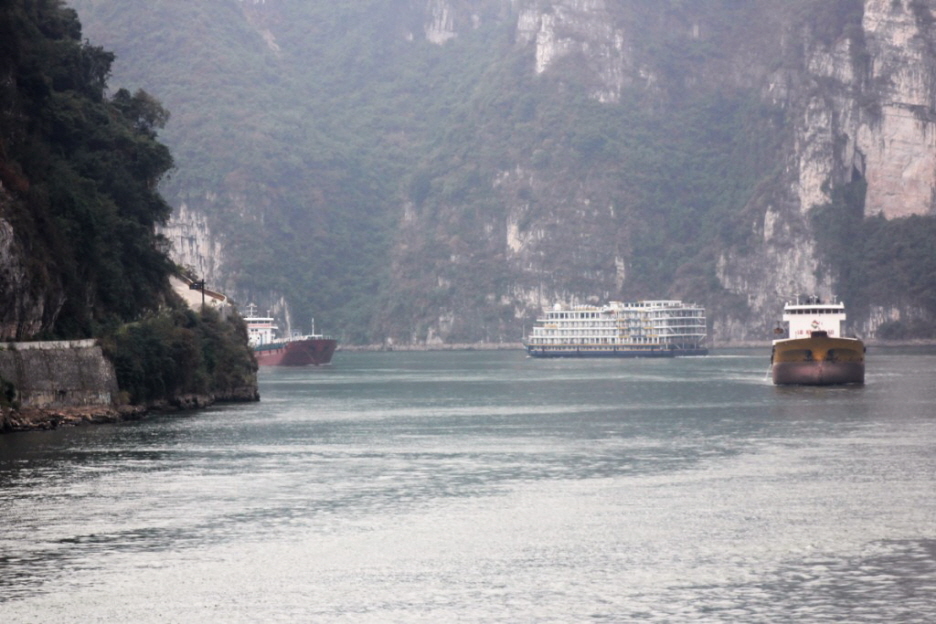 Yangtze Jangtsekiang: Der Jangtsekiang ist von der Stadt Yibin (305 m über dem Meeresspiegel) bis zur Mündung in den Pazifik auf 2800 Kilometer schiffbar. Etwa 400 Kilometer flussabwärts liegt Chongqing, später Wanxian. Unterhalb des Drei-Schluchten-Staud