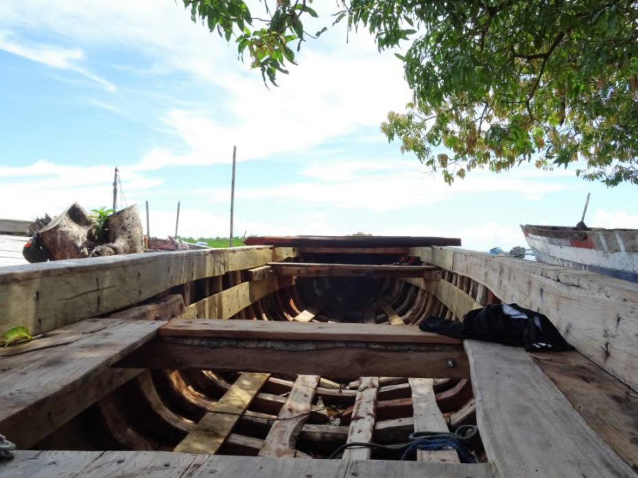 Dau-Werft Zanzibar Stonetown: Eine Dau hat einen ebenen, zuweilen zu einer „Hacke“ ausgeprägten Kiel, der die Abdrift auf Kursen hoch am Wind verringert. Während ursprünglich Planken untereinander und mit dem Spant mit Kokosfasern verschnürt wurden, ist d