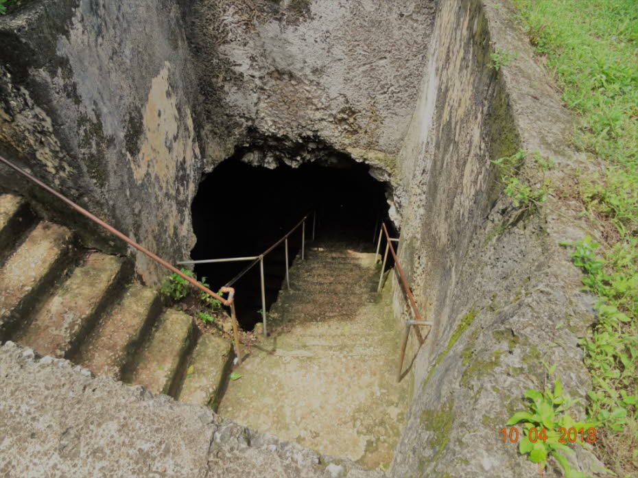 Die Mangapwani-Sklavenkammer befindet sich einige Kilometer weiter an der Küste von der Korallenhöhle entfernt. Obwohl manchmal als Sklavenhöhle bezeichnet, handelt es sich um eine quadratische Zelle, die mit einem Dach aus dem Korallenfelsen herausgeschn