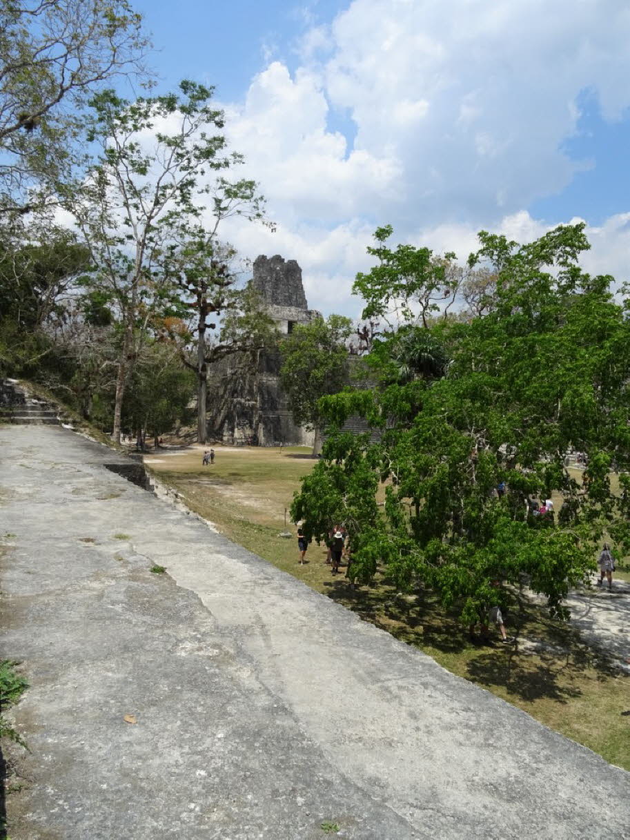 Tikal: ANREISE MIT DEM BUS: Es gibt keine direkten öffentlichen Busse nach Tikal. Du wirst Sie zuerst Flores erreichen müssen und dann einen der lokalen Shuttles nehmen, die etwa jede halbe Stunde vom Damm abfahren. MIT DEM FLUGZEUG: Es gibt keine Direktf
