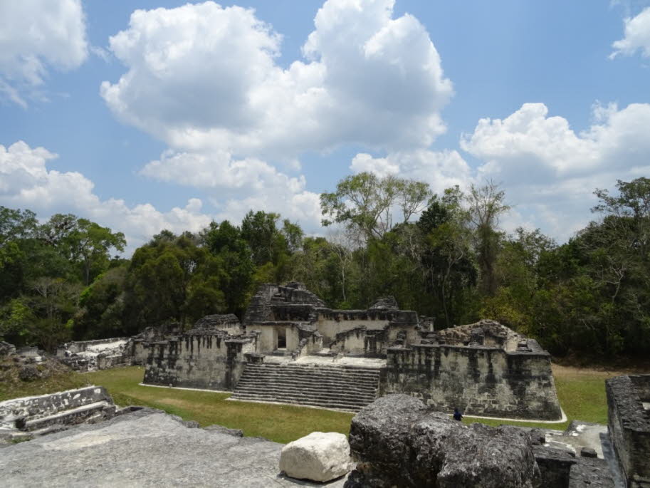 Tikal: Tikal übersetzt zu "Wo Geisterstimmen gehört werden". Diese berühmte Ruine befindet sich mitten im Tikal-Nationalpark, der Teil des Maya-Biosphärenreservat. Hier können noch herrlicher Dschungel und wild lebende Tiere gefunden werden. Inmitten der 