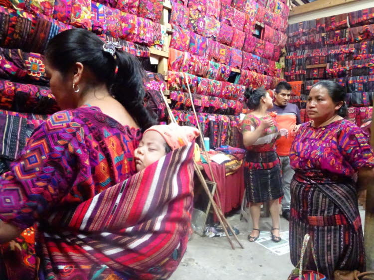 Markt Chichicastenango Nach der letzten Volkszählung hat Chichicastenango 107.193 Einwohner. 95 % der Bevölkerung bezeichneten sich als Angehörige des indigenen Maya-Volks der Quiché, 5 % als Ladinos.