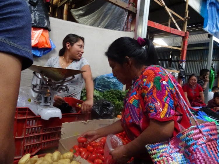 Markt Chichicastenango Der spanische Name Chichicastenango stammt aus dem Nahuatl der tlaxcaltekischen Hilfstruppen der spanischen Eroberer, welche die Stadt Tzitzicaztenanco, „Stadt der Nesseln“, nannten. Sein Name in der Quiché-Sprache lautete Chaviar.