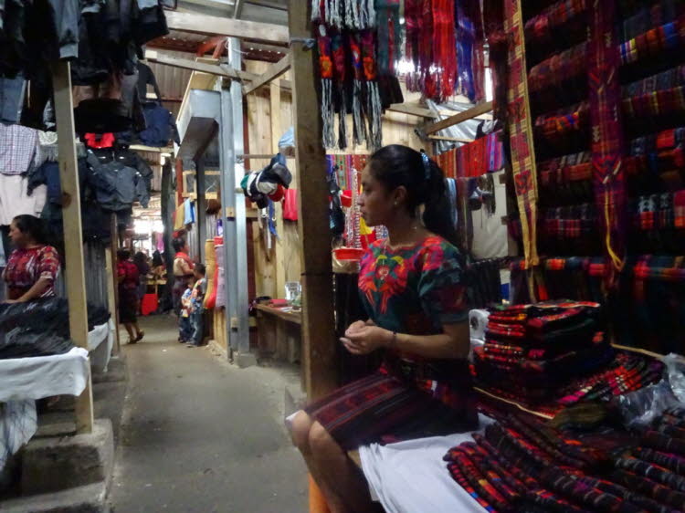 Markt Chichicastenango Chichicastenango oder Santo Tomás Chichicastenango ist eine Stadt im Hochland von Guatemala auf etwa 2000 m Höhe im Departement El Quiché.