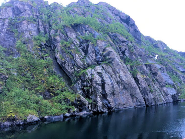 Die Lofotenwand besteht aus Granit und Vulkangestein, das sich nach Ende der letzten Eiszeit aus dem Meer erhoben hat.