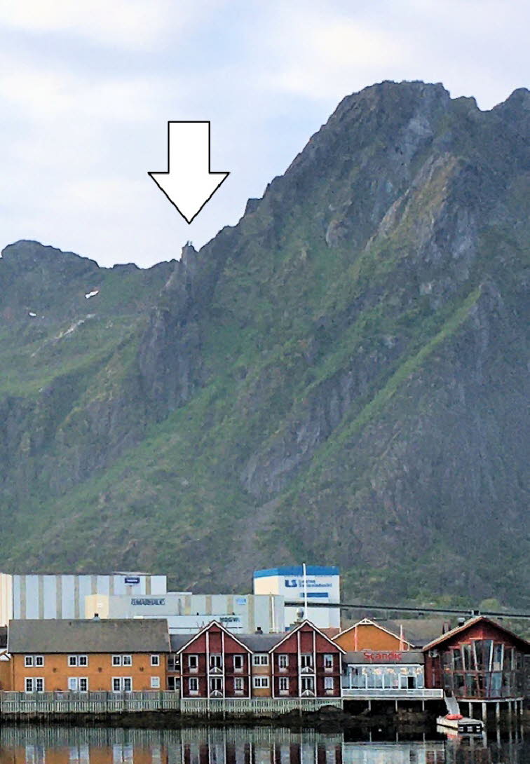 Svolværgeita ist ein 150 Meter hoher Berggipfel an der Südwestseite des Fløyfjellet, etwas außerhalb von Svolvær. Der Gipfel wurde erstmals am 1. August 1910 von Ferdinand Schjelderup, Alf Bonnevie Bryn und Carl Wilhelm Rubenson als bestiegen registriert.