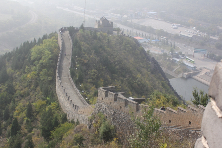 Die Große Mauer: Weitere frühe mauerartige Grenzbefestigungen entstanden wahrscheinlich in der zweiten Hälfte des 5. Jahrhunderts v. Chr. in der Zeit der Streitenden Reiche als Schutz gegen die sich untereinander befehdenden Chinesen. Diese einzelnen Maue