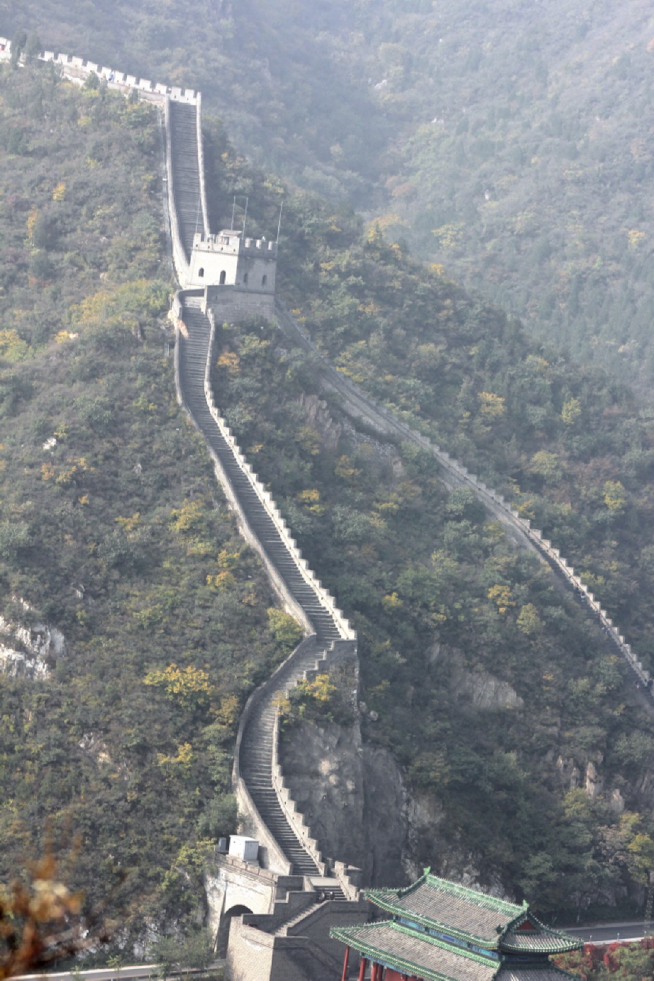 Die Große Mauer: Die Maße der Mauer sind recht unterschiedlich; im Gebiet von Peking sind 4 bis 8 m Breite auf der Krone und 10 m an der Basis sowie eine Höhe von 6 bis 9 m üblich. Im Abstand von einigen hundert Metern wurden ungefähr 12 m hohe Türme erri