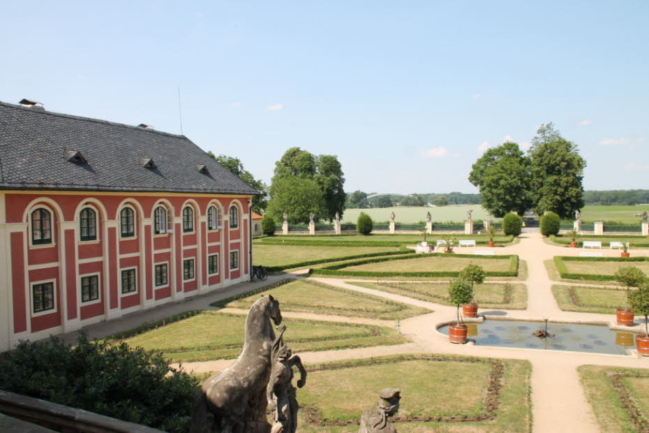 2. Tag von Prag nach Melnik Schloss Veltrusy - Das Schloss ließ 1716 Wenzel Graf Chotek von Chotkow als Landschloss im Stil des Barock auf einer älteren Anlage erbauen. Es verblieb bis zum Jahr 1945, dem Ende des Zweiten Weltkriegs im Eigentum der Familie