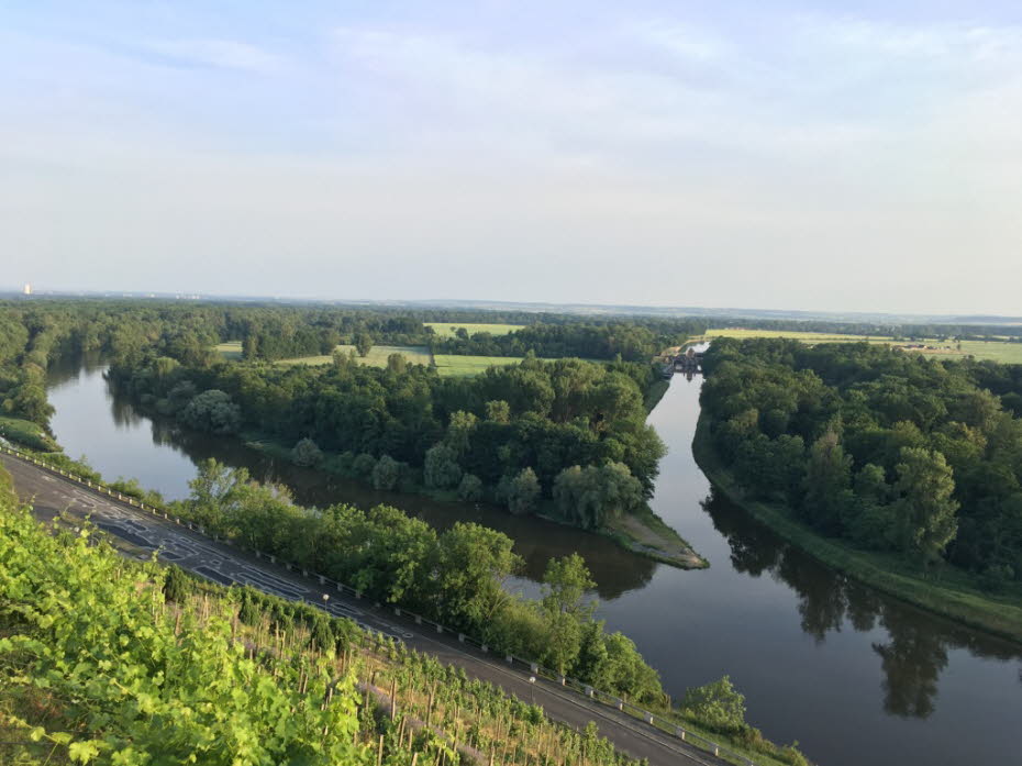 2. Tag von Prag nach Melnik - Am Zusammenfluss der Elbe mit Moldau (Vltava, aus dem altgermanischen Wilt ahwa – wildes Wasser) bei Melník hat die Elbe zwar den kleineren Durchfluss und ist kürzer, gilt aber trotzdem als größter Fluss Tschechiens (angeblic